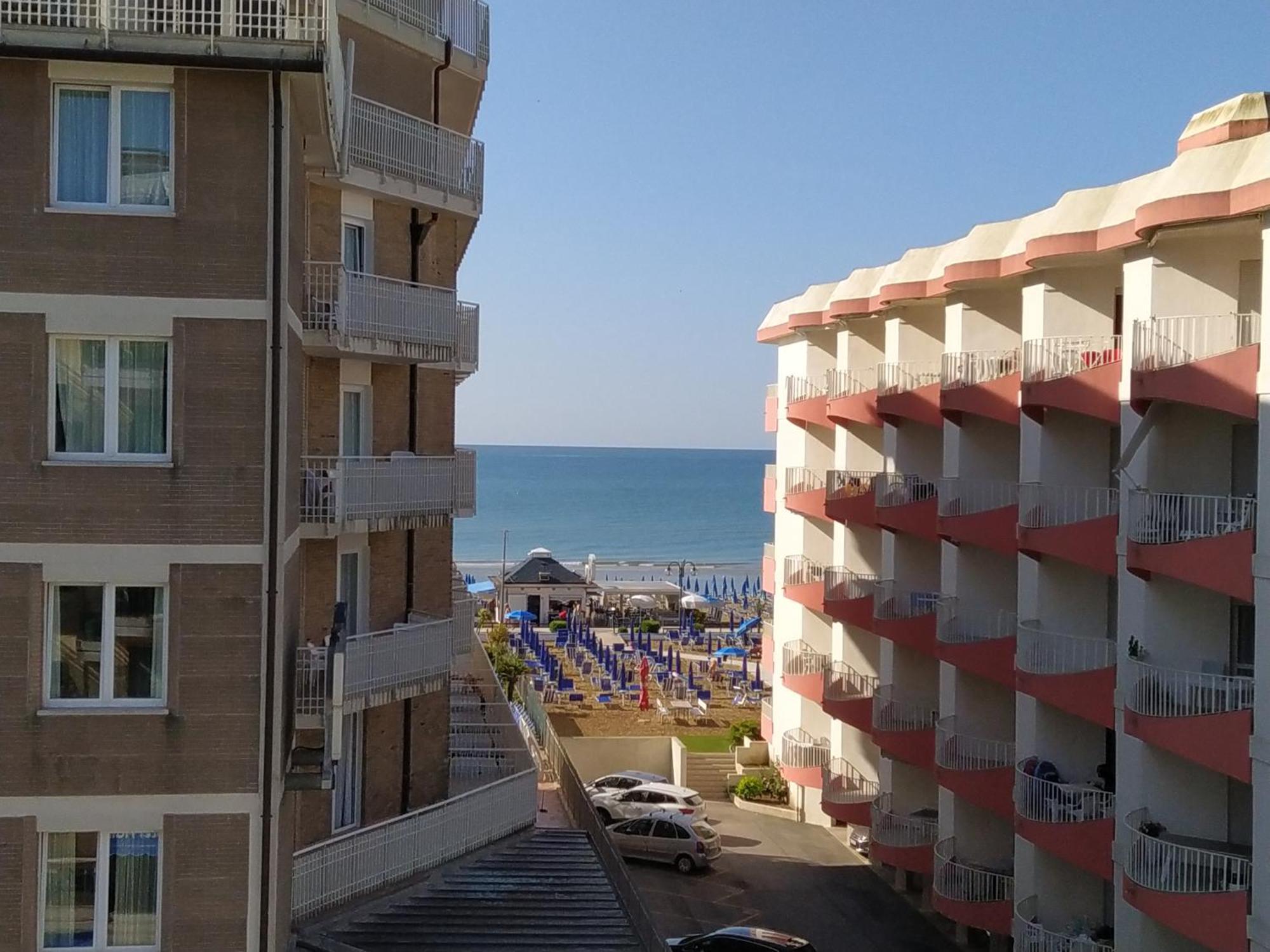 Hotel Halifax Lido di Jesolo Bagian luar foto